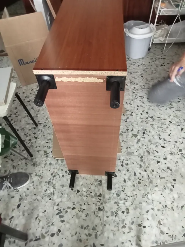 Transformación de tabla de pared del salón en estantería