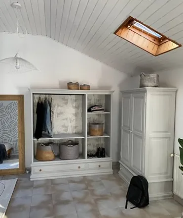 Cómo crear una zona de vestidor con armarios viejos