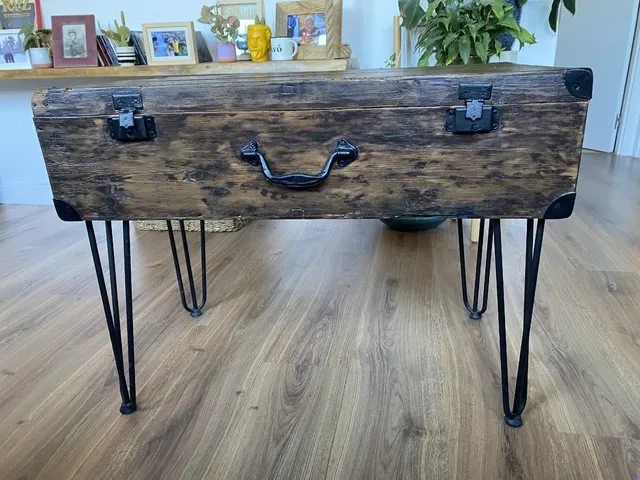 DIY: mesa hecha con una vieja maleta de viaje
