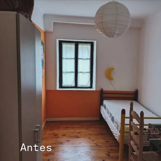 Renovación de dormitorio con cabecero de friso de pino y perchero de madera