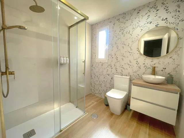 Reforma de baño: un espacio moderno, cálido y funcional