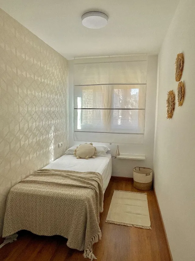 Habitación acogedora con papel pintado