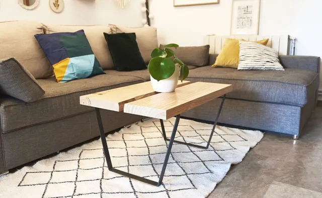 Mesita de café DIY con patas metálicas y madera natural