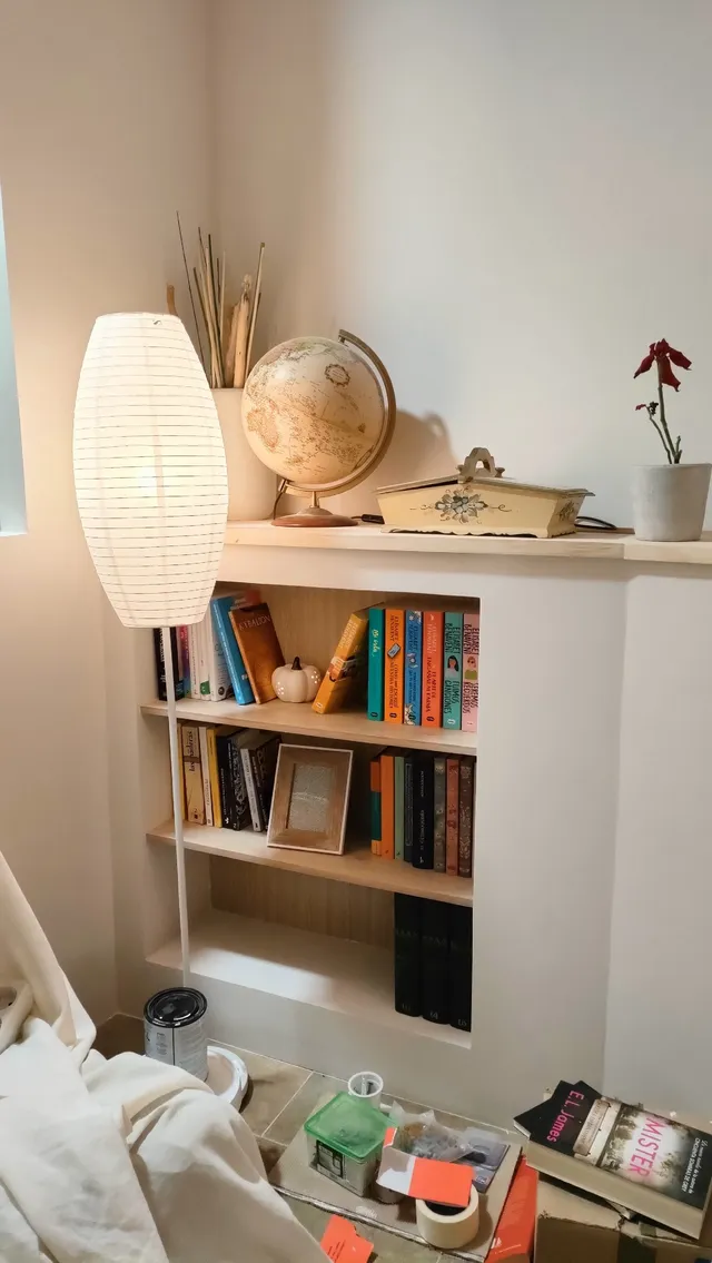 Mueble/libreria integrado tras el sofá