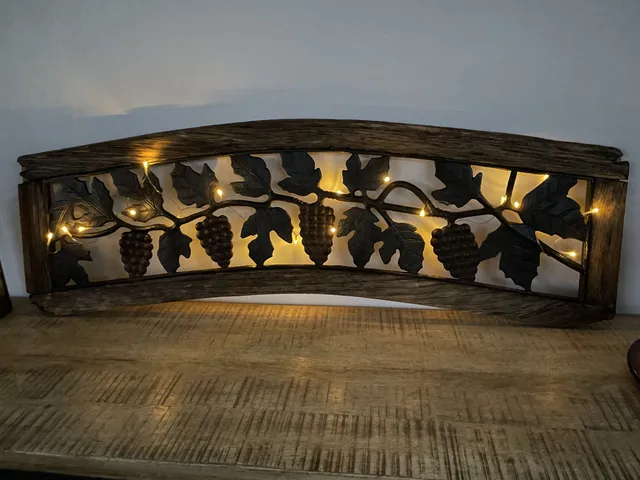 Adorno tras la restauración de un cabecero de un banco exterior