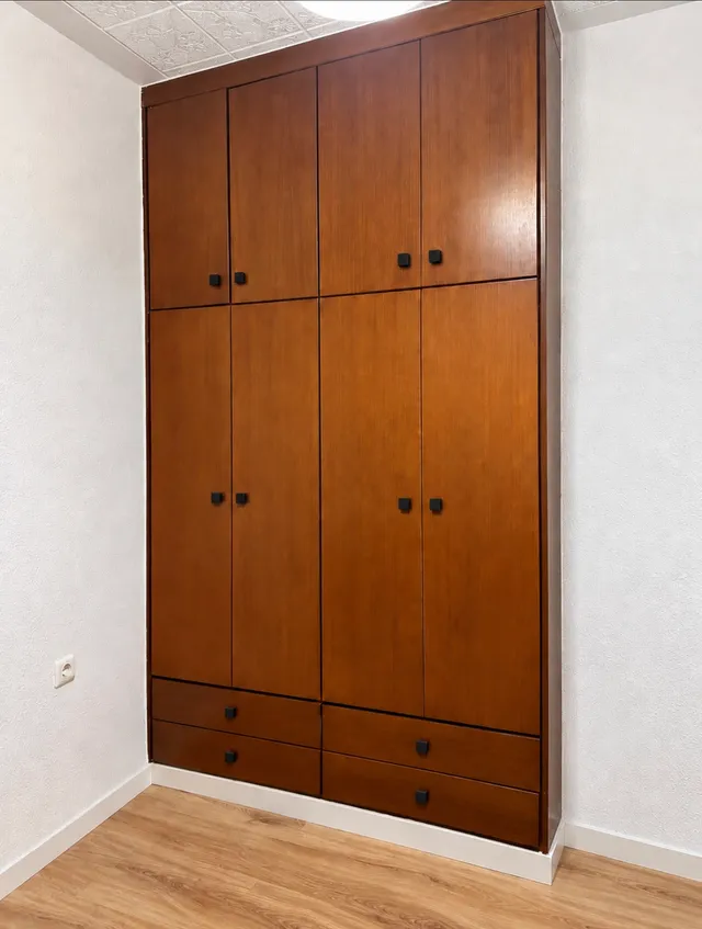 Cambio de color de una armario de madera oscura a blanco