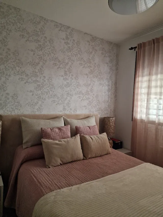 Instalación de papel en la pared de la habitación