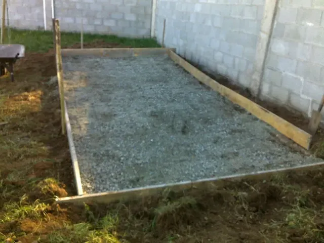 Instalación de solera de hormigón para caseta de jardín