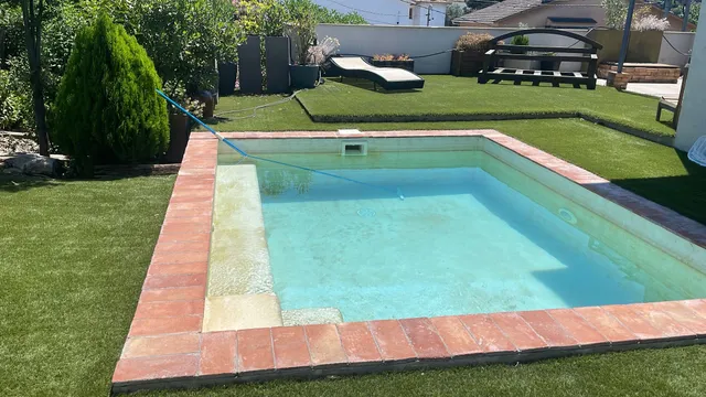 Pintando la piscina para el verano