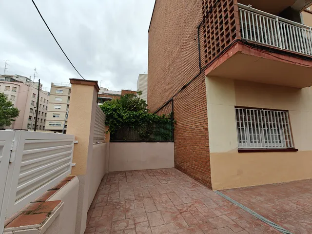 Cómo di un nuevo aspecto a la entrada con césped artificial de Leroy Merlín