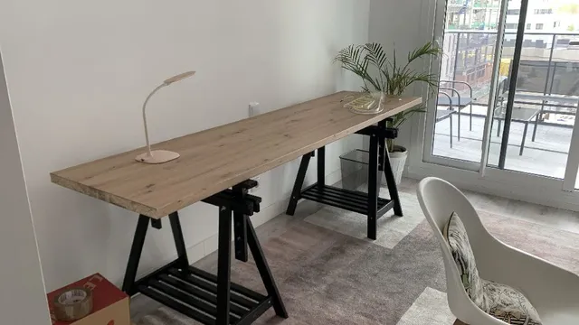 DIY: escritorio con tabla de madera a medida y caballetes