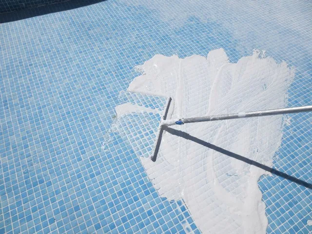 Cómo lechar los gresites de una piscina.