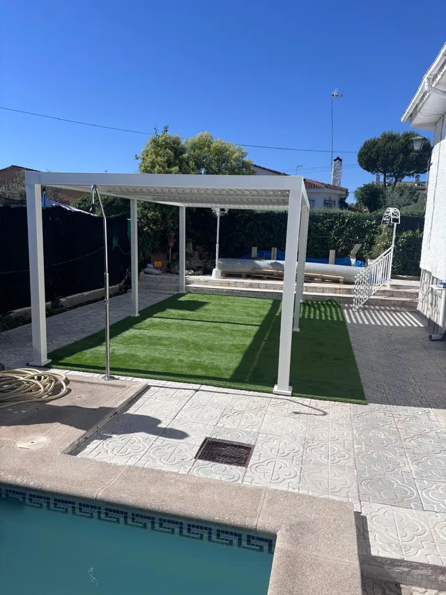 Así transformamos el patio con una pérgola bioclimática y césped artificial