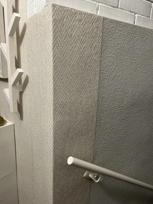 Ocultar gotelé en hueco de la escalera con papel pintado