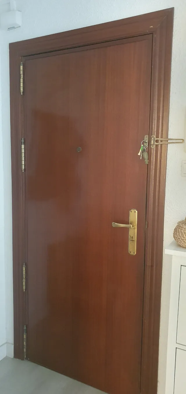 Cómo pintar una puerta de madera de marrón a blanco paso a paso