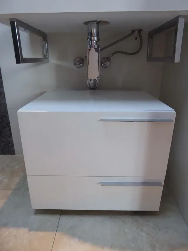 Reparación de un mueble de baño