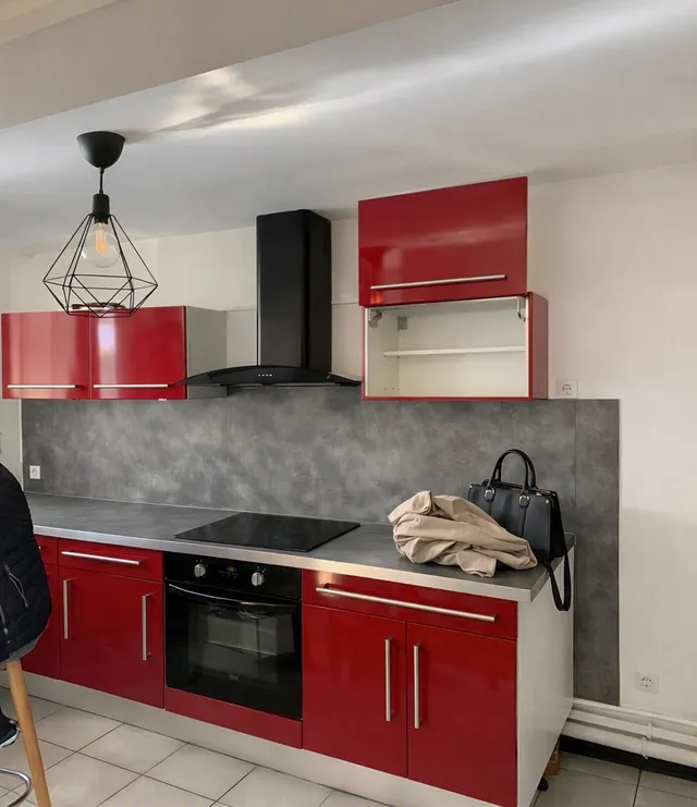 Transformación de cocina roja a verde Sage con pintura