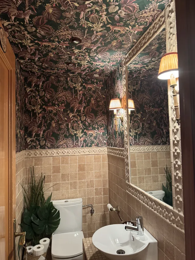 Actualización de un aseo con papel pintado