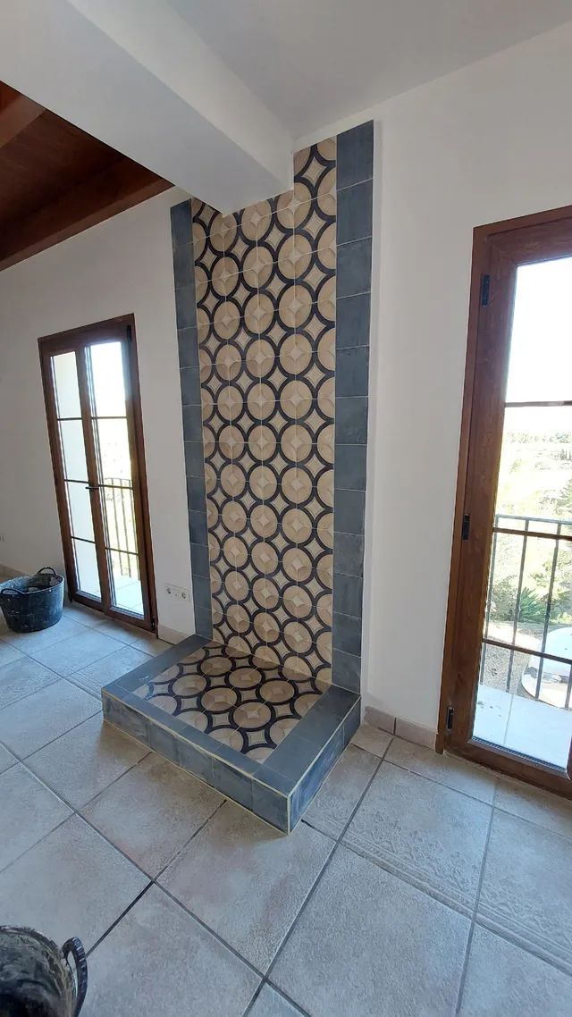 Instalación cerámica zona chimenea