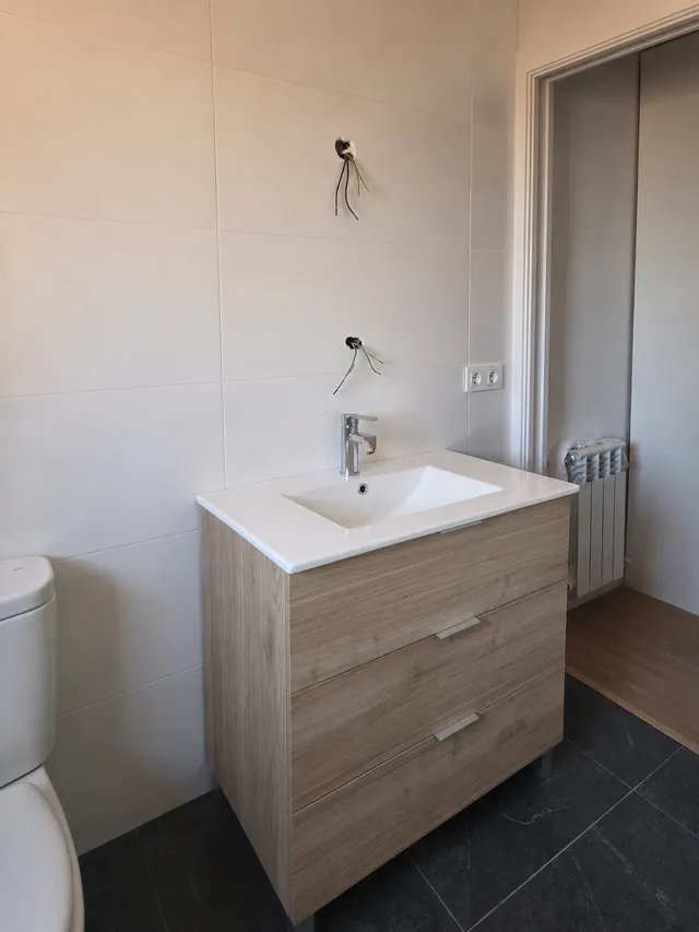 Instala un espejo de baño de gran formato y consigue un efecto más amplio
