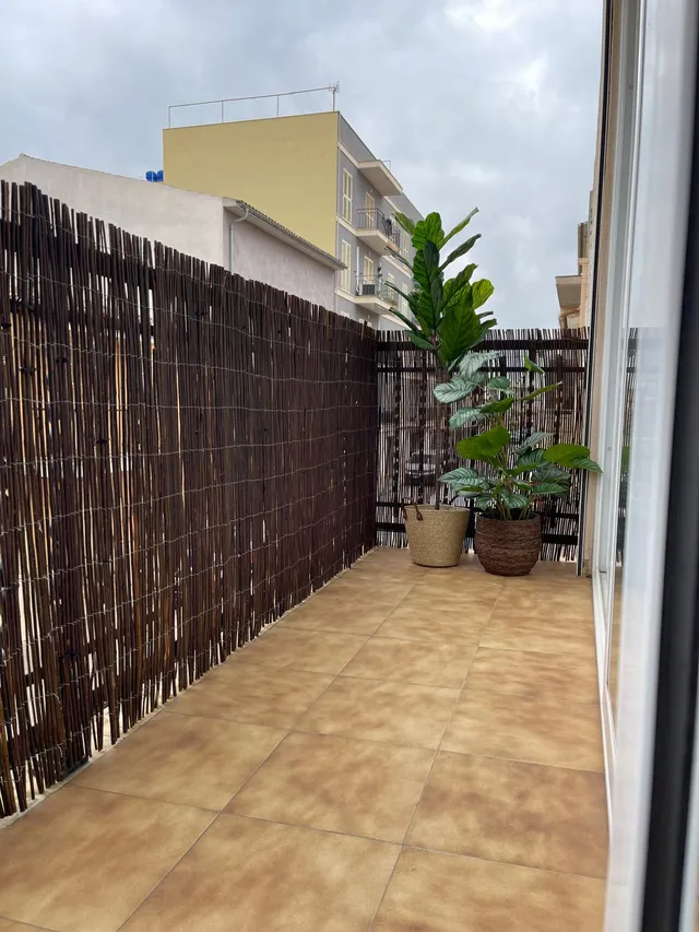 Cómo ganar privacidad en una pequeña terraza con malla de mimbre