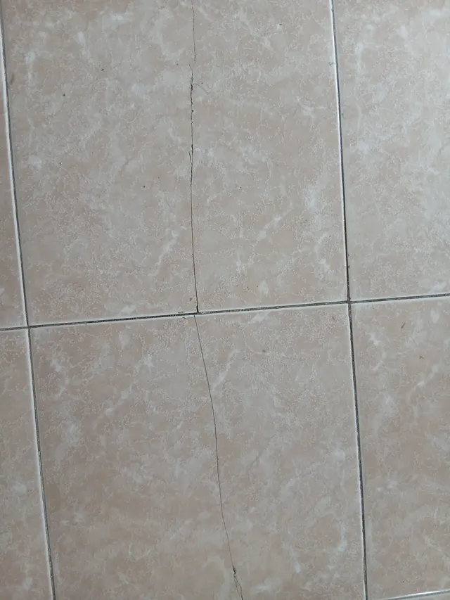 Cómo reparar una baldosa suelta antes de instalar un suelo SPC