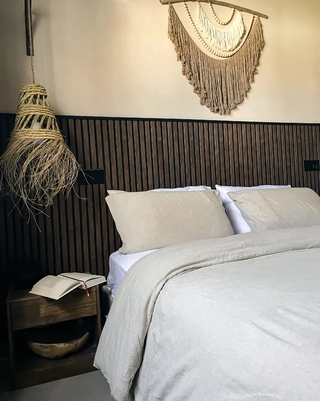 Cabecero DIY con paneles imitación madera: fácil de instalar y con un toque rústico