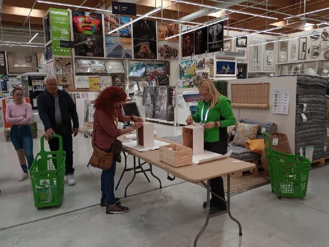 FINESTRAT - Así fue nuestro taller: lavado de cara para baños y cocinas con papel pintado