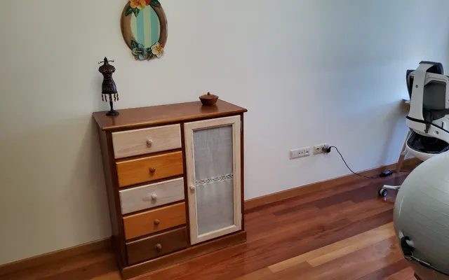 Mueble auxiliar en madera de pino