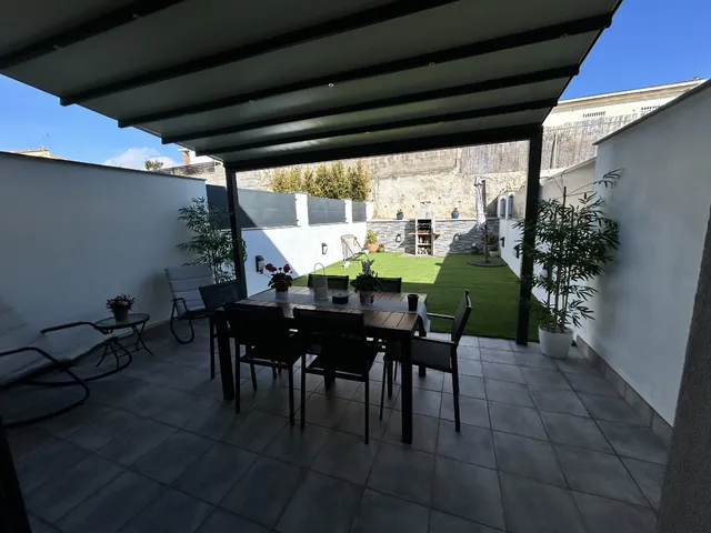 Pérgola tensada y mobiliario de jardín