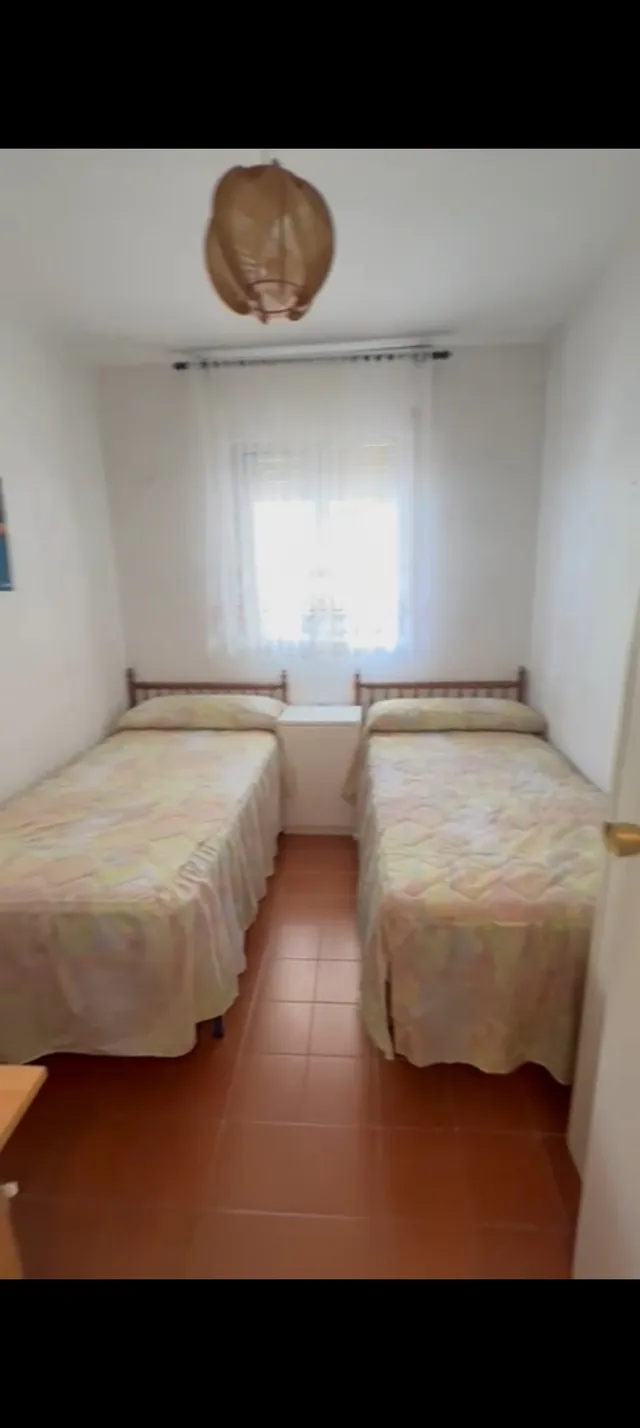 Renovación radical: De habitación anticuada a dormitorio moderno con suelo vinílico SPC