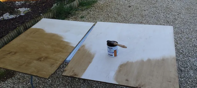 Protector de madera para puertas contra la lluvia