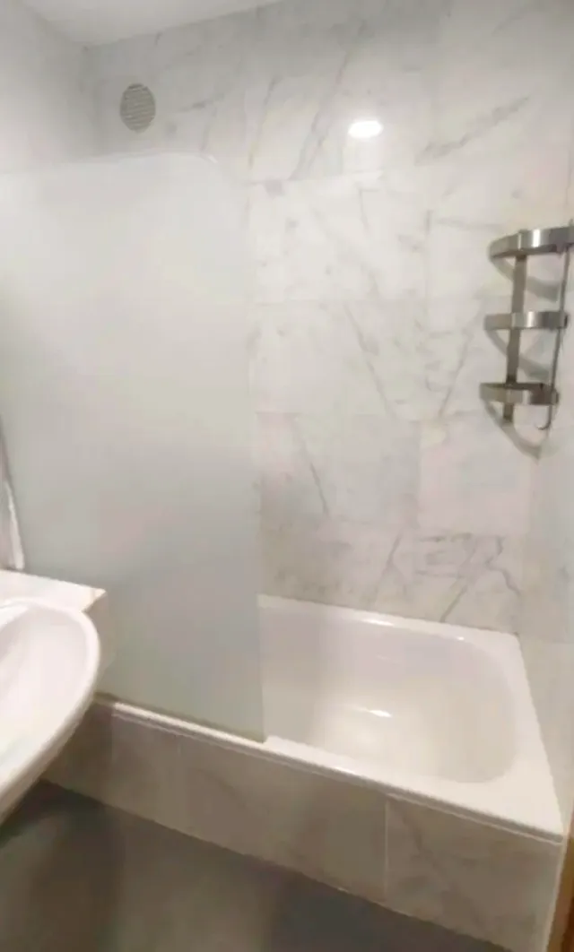 Cambio de bañera por plato de ducha con mampara fija Leroy Merlín