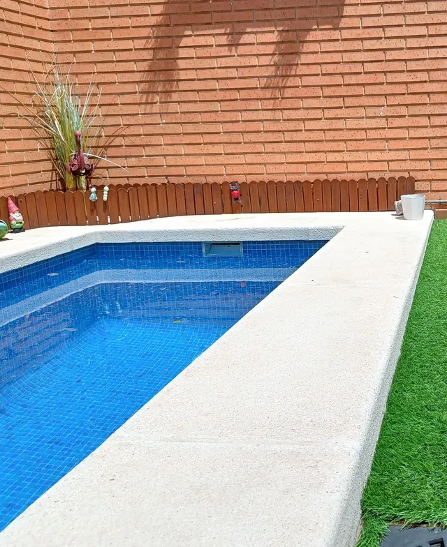 Bordura de madera en piscina