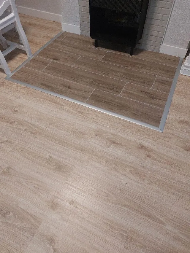 Suelo de madera , corte con losa de cerámica y forrado de chimenea.