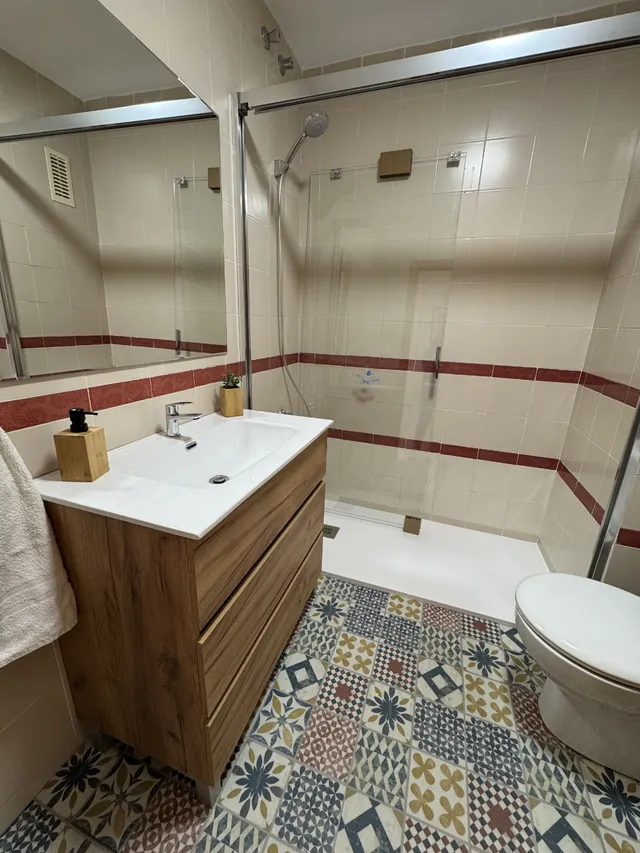 Cómo renovar un baño antiguo con suelo vinílico