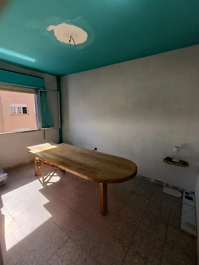 Renovación de una habitación con pintura y suelo vinílico