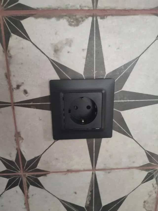Cómo cambiar enchufes de cocina y renovarlos en color negro