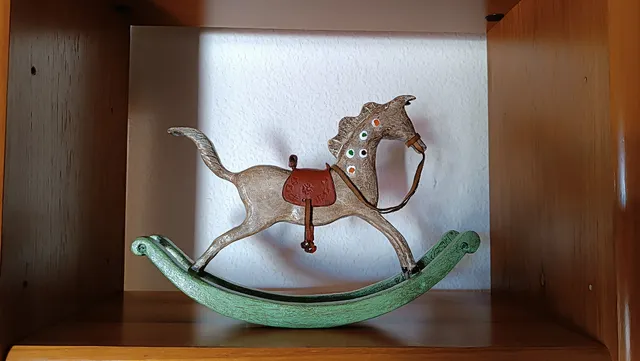 Recordando nuestros juguetes de antaño, nuestro soñado caballito de madera y servir ahora como pequeño adorno en una estantería.