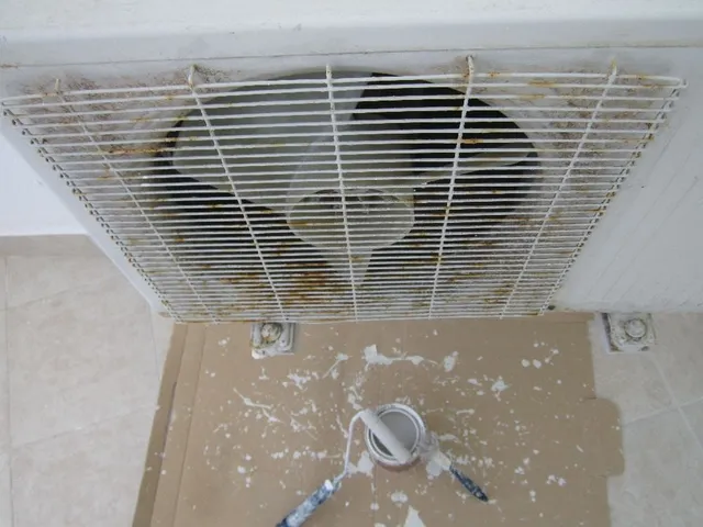 Mantenimiento de aire acondicionado: pintar rejillas y soportes