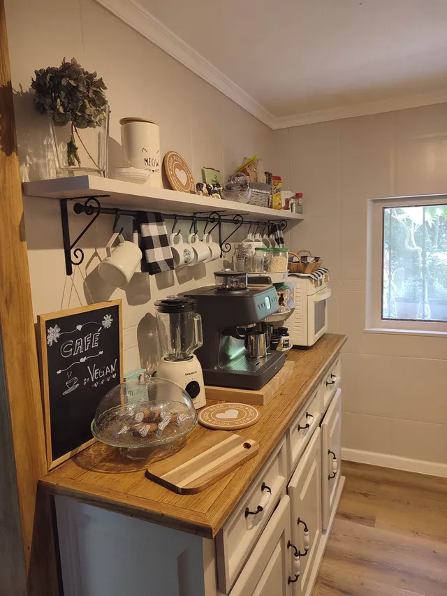 Cómo colocar estantes de madera en la cocina paso a paso