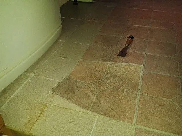 Quitar la loseta adhesiva en la cocina