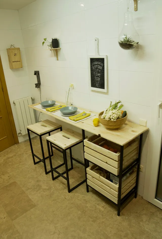 Barra de cocina industrial DIY con taburetes y madera reciclada