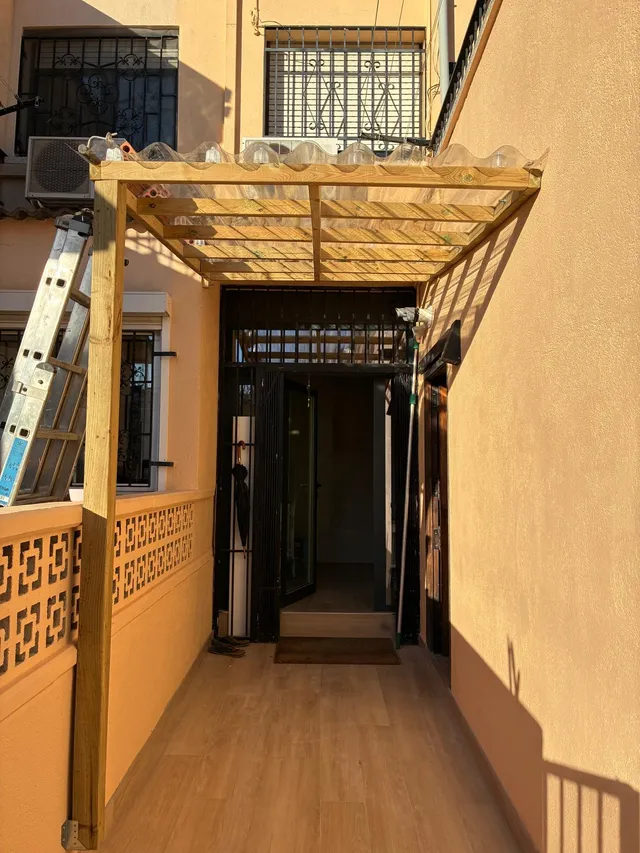 Pérgola DIY: solución para cubrir y aprovechar un pasillo exterior