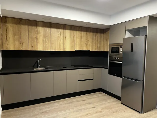 Renovar nuestra cocina con mobiliario nuevo, una columna y una isla decorada con palilleria