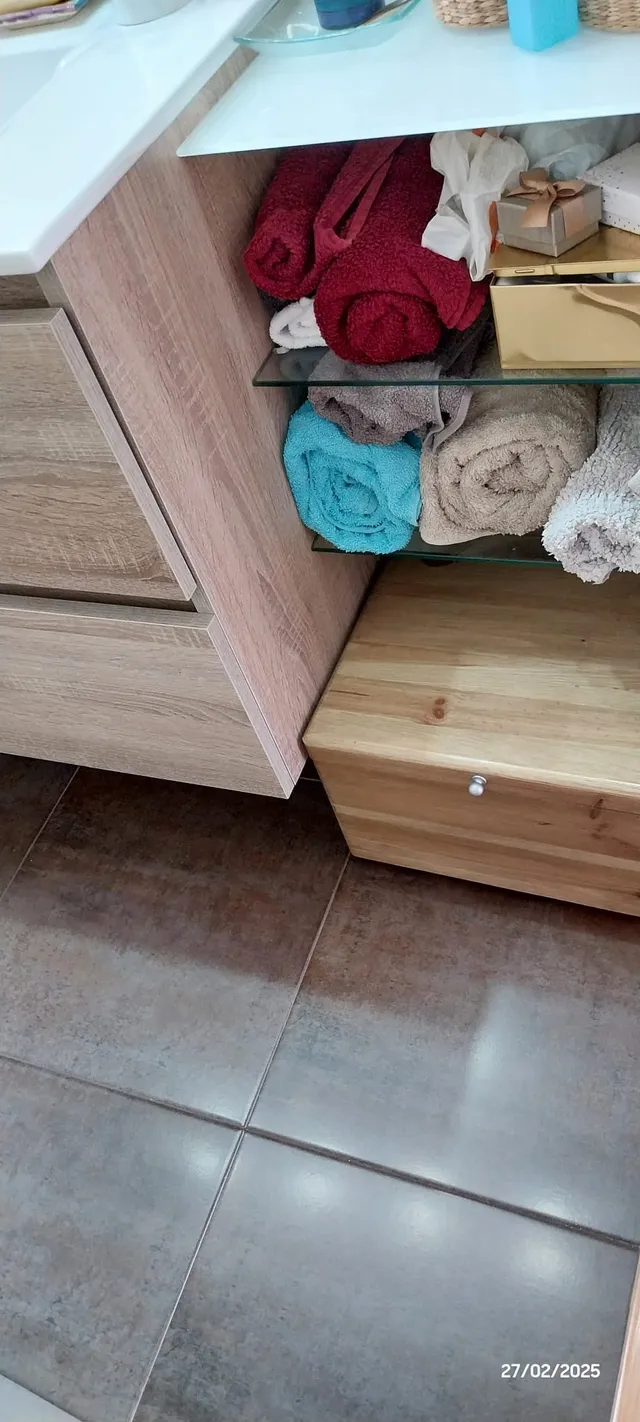 Almacenamiento auxiliar en baño y renovación decoración en salón