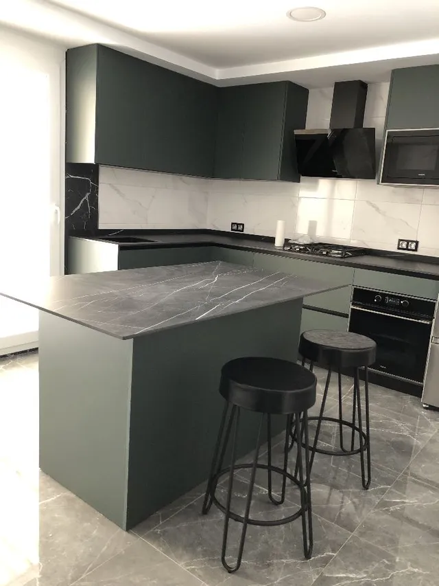 Reforma integral de un piso con terraza y patio.