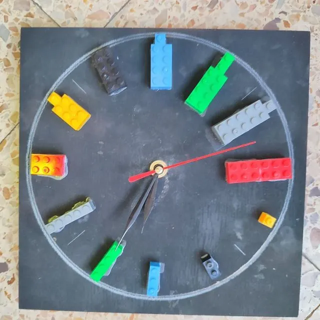 Reloj con piezas de lego y circuito eléctrico