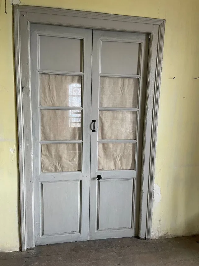 Restauración de una vieja puerta con pintura a la tiza y mucho cariño