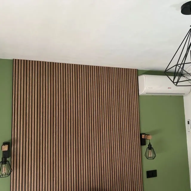 Panelado de pared y montaje de apliques de luz